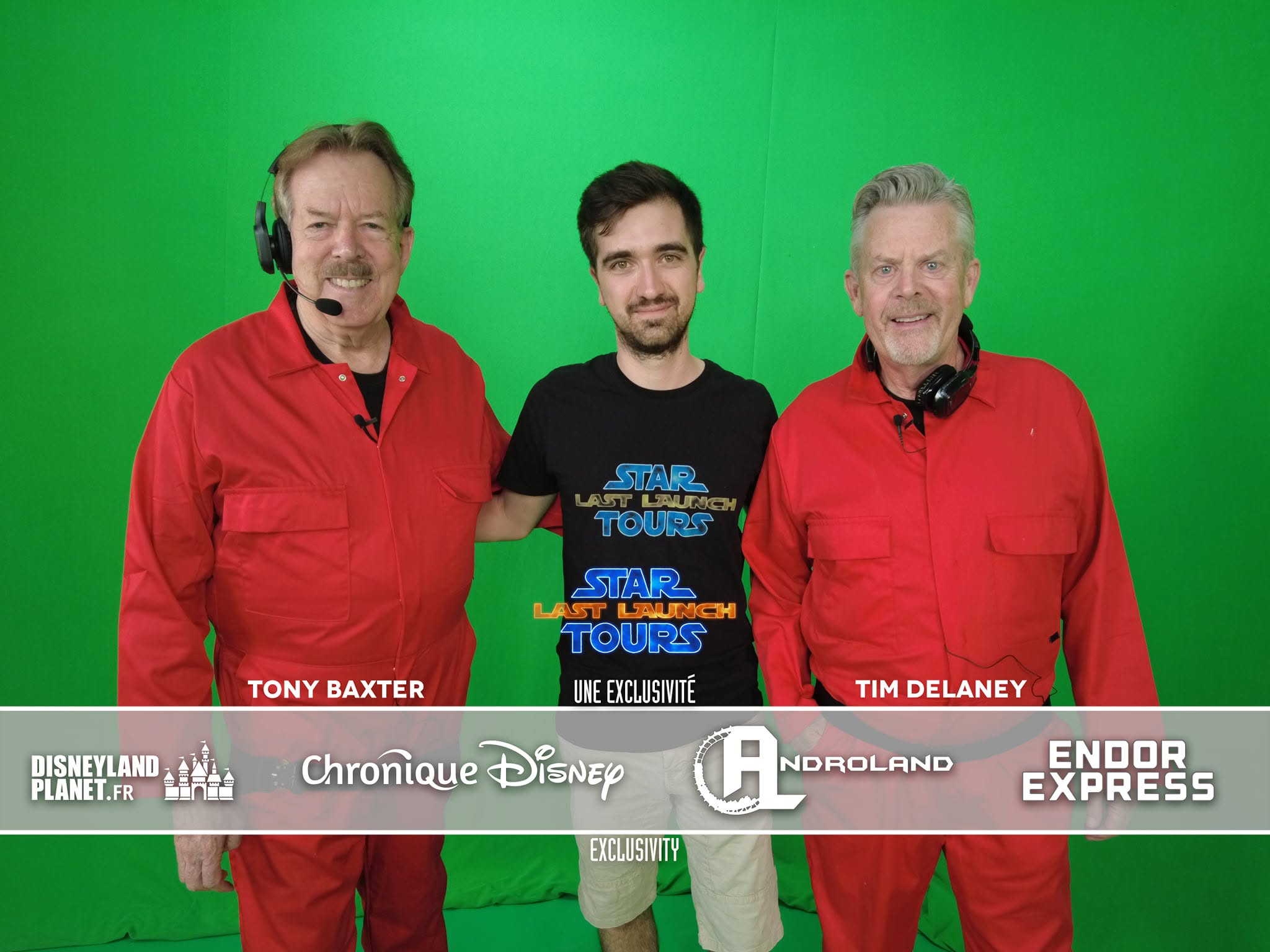 Tony Baxter et Tim Delaney entourant Mickael Plasse sur le plateau du court métrage.