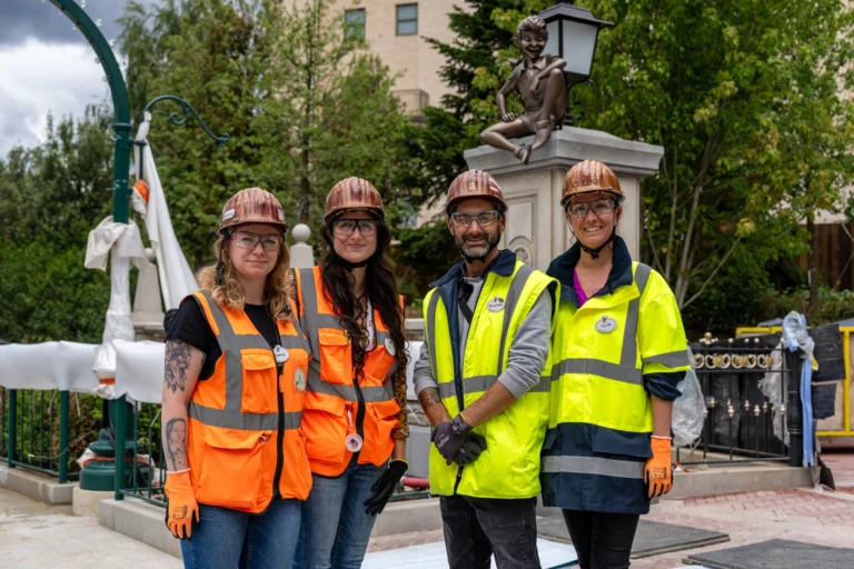 Disneyland Paris installe de nouvelles statues au Gazebo Garden d’Adventure Way !