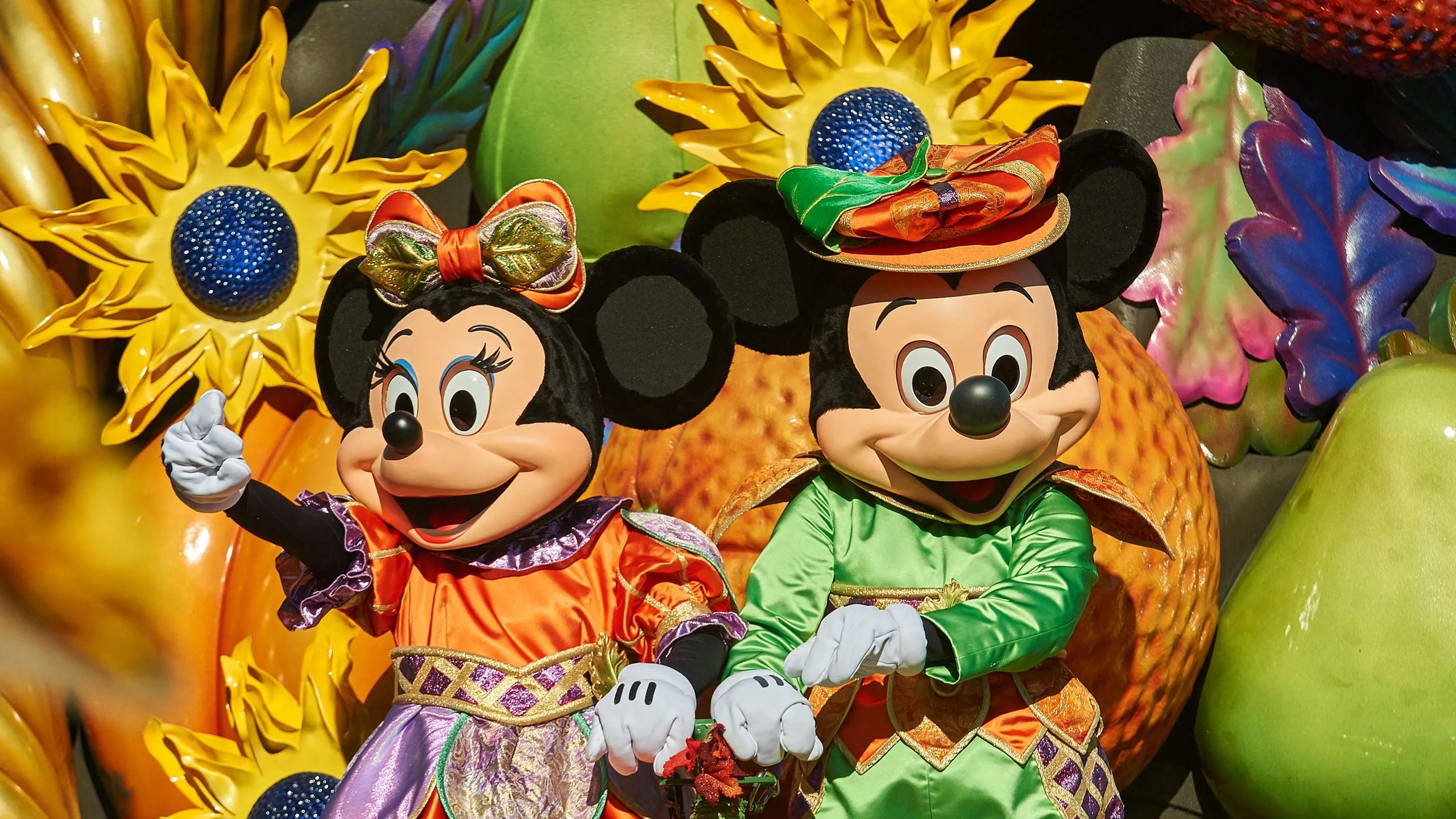 n020370 2021oct17 world halloween mickey minnie 16 9