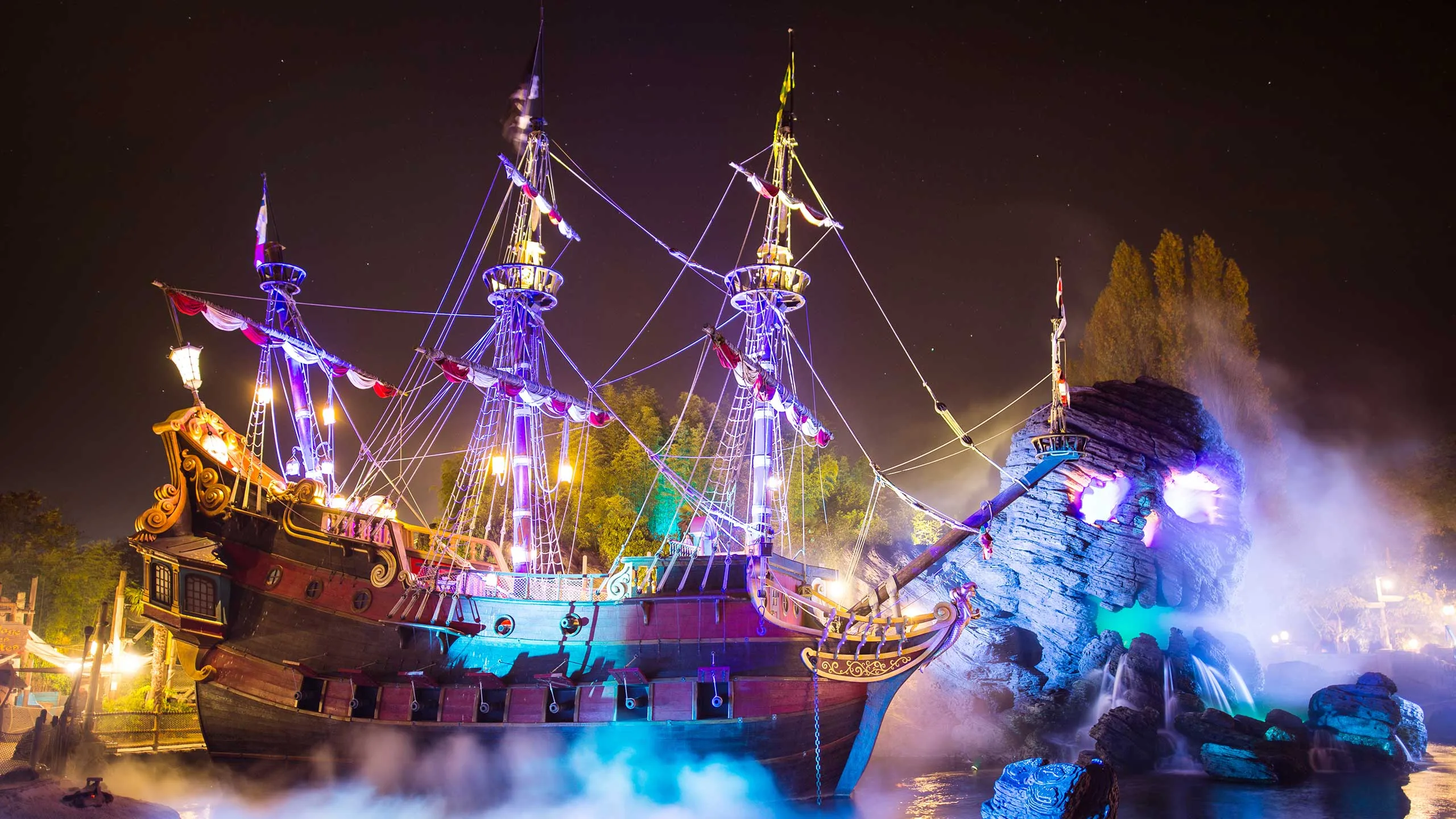 n029689 2023oct30 world halloween night 2016 pirate ship skull rock 16 9