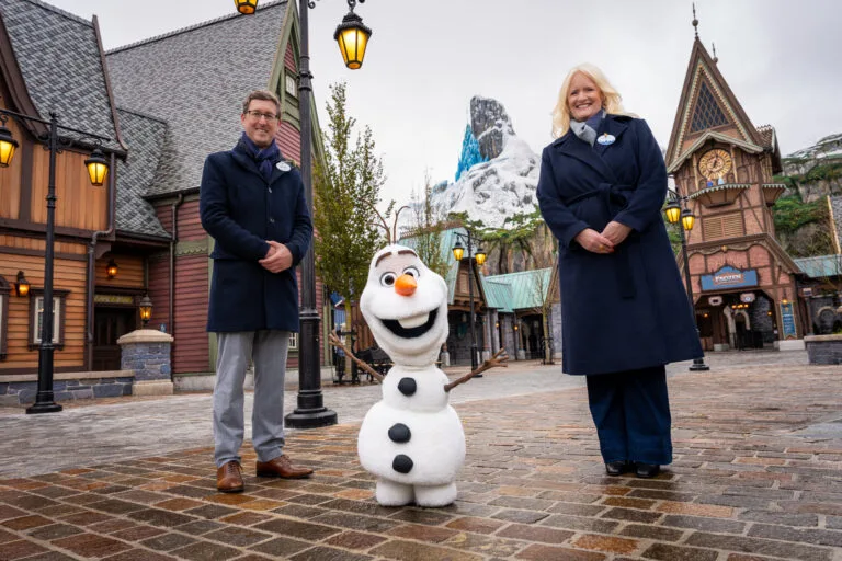 17.Disneyland-Paris_Disney-Adventure-World_World-of-Frozen_Olaf-robotic-character_Natacha-Rafalski-Michel-den-Dulk