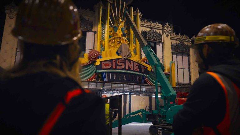 Les Imagineers ont finalisé l’installation de l’enseigne du Disney Theater