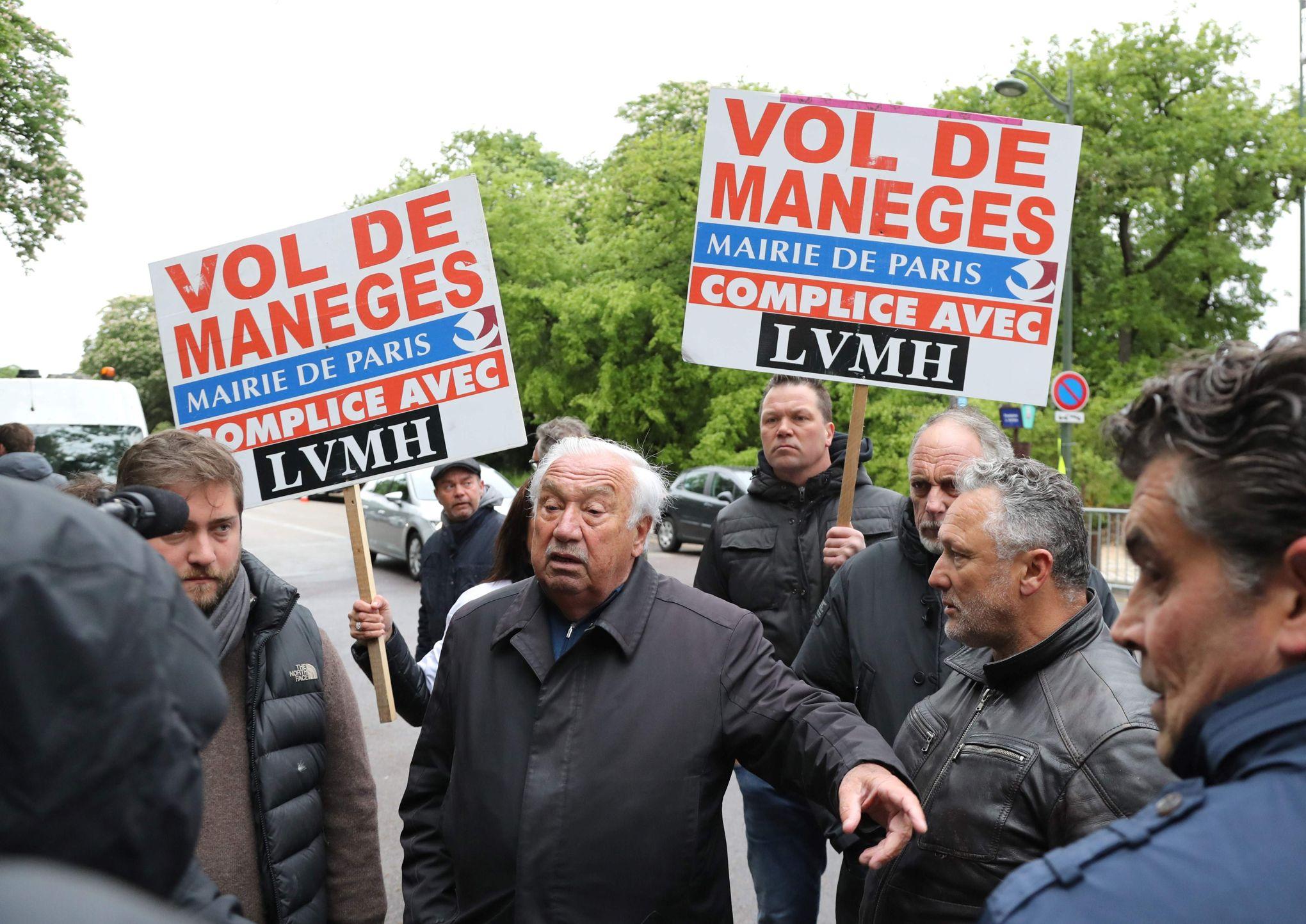 À Paris, les forains manifestent contre le parc d'attractions du groupe LVMH