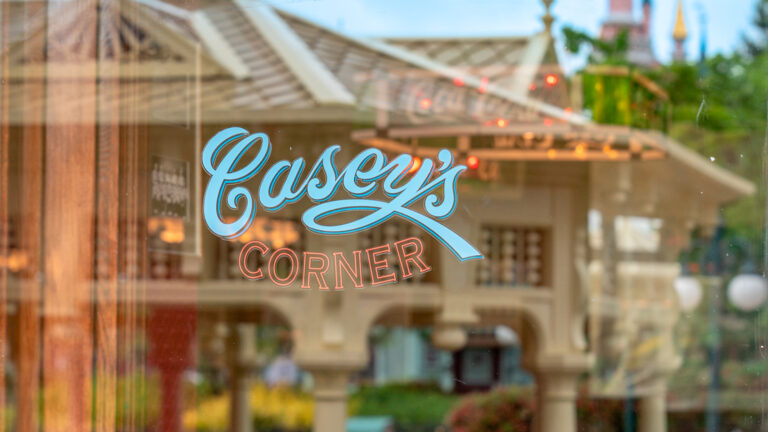 La nouvelle terrasse de Casey’s Corner, une architecture en lignes et en (balles) courbes