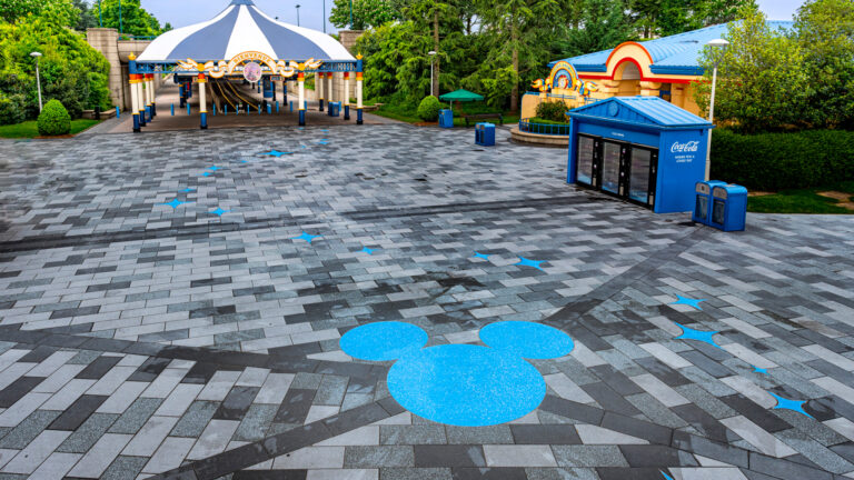 Zoom sur… Le parking visiteurs de Disneyland Paris, un premier pas vers la magie