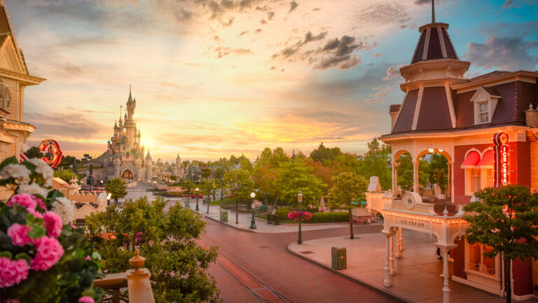 Plongée au cœur des inspirations architecturales de Disneyland Paris