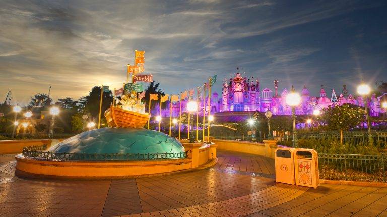 De nouveaux costumes flamboyants pour l’attraction “it’s a small world”