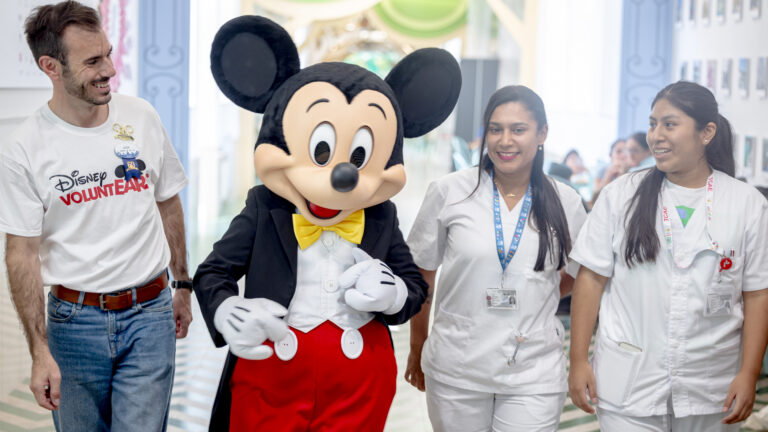 De Marseille à Madrid : Mickey apporte la magie Disney aux enfants hospitalisés