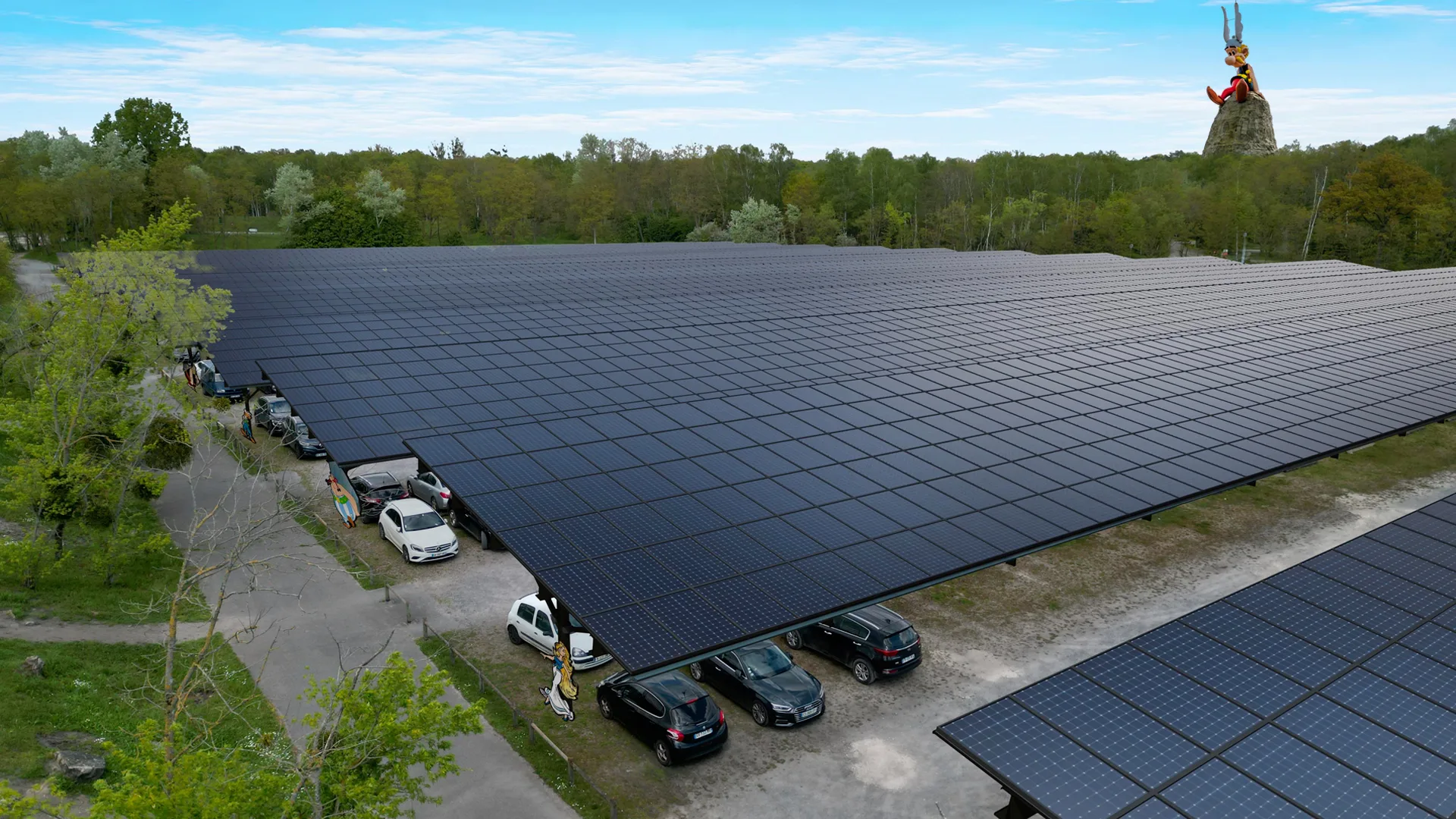 Le Parc Astérix et GreenYellow lancent l’installation d’ombrieres photovoltaïques.