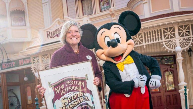 L’Imagineer Sylvie Massara reçoit une distinction exclusive à Disneyland Paris