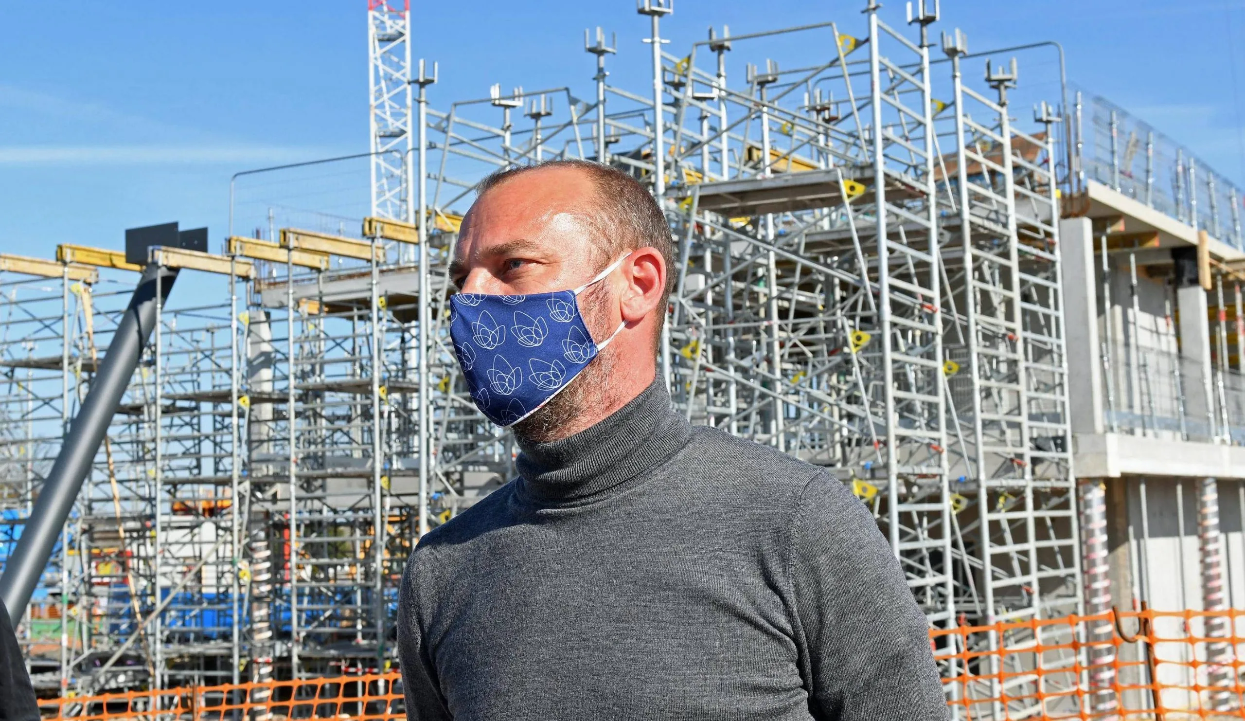 Rodolphe Bouin devant le chantier de l’hôtel Station Cosmos