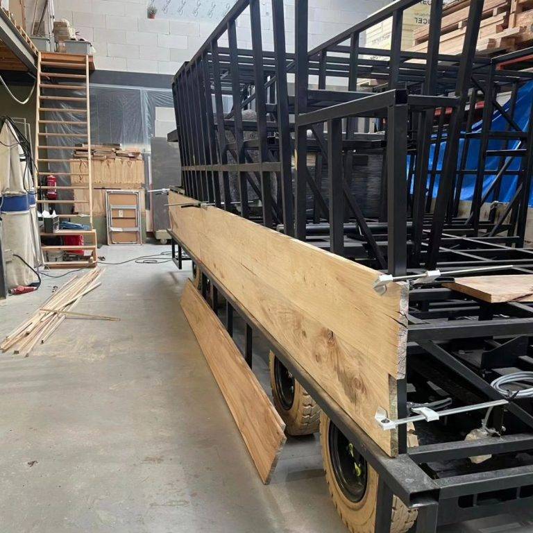 Backstage de la construction du char Hispanique © herveduparcasterix