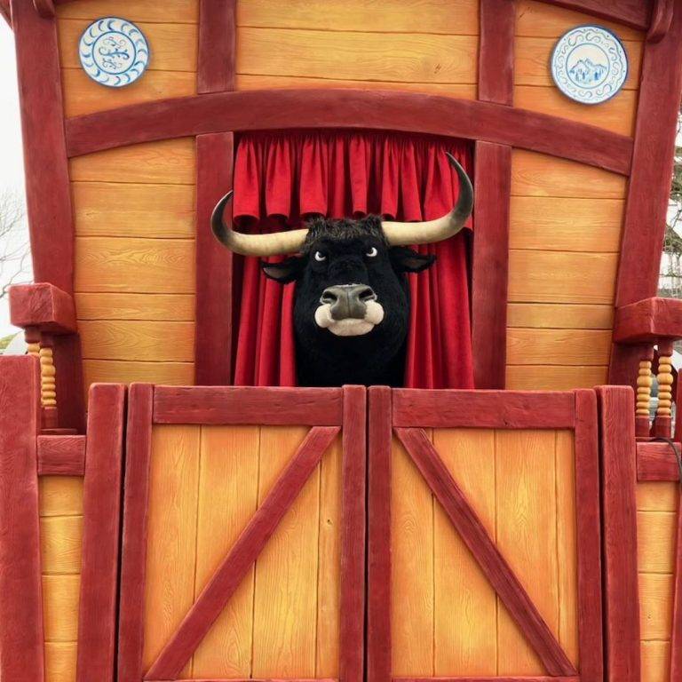 Backstage de la construction du char Hispanique © herveduparcasterix