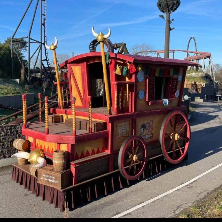 Backstage de la construction du char Hispanique © herveduparcasterix