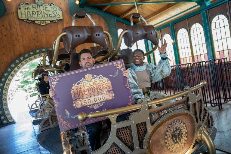 Dimitri Vegas surprend les visiteurs de Plopsaland De Panne lors du 150 000e tour du « The Ride To Happiness by Tomorrowland »