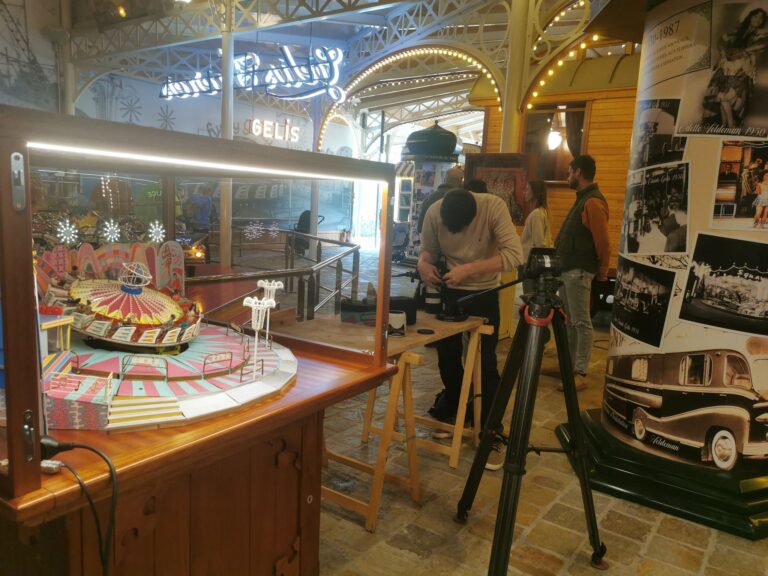 Un jour, un doc Parcs d'attractions : ils en sont fous